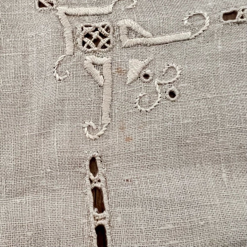 Crochet Embroidered Ivory Linen Placemats Table Cloth Set Of 2 - 10” X 16” Vtg - Picture 4 of 6